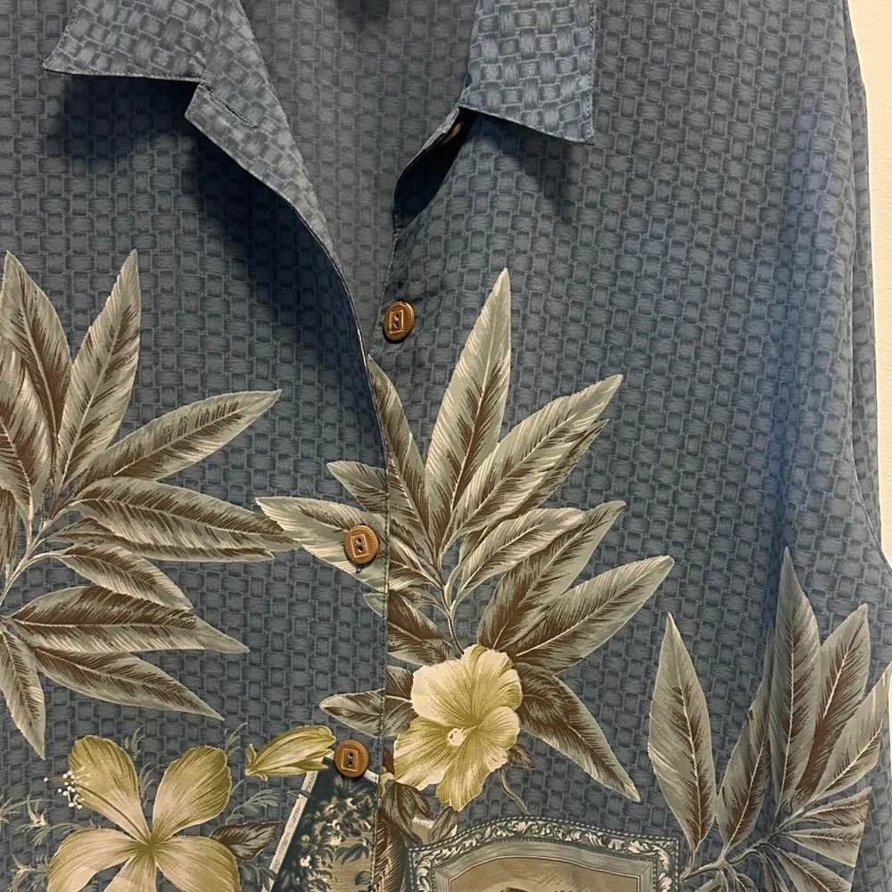 Teddi NWT XL Blue Leaf Print Shirt with Buttons and draw string on bottom - Picture 3 of 7